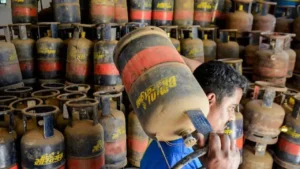 LPG Cylinder Issue: नहीं मिला सिलेंडर तो इन नंबरों पर कॉल करें