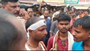 मारपीट से अधेड़ की मौत पर फूटा गुस्सा, रेवती में ग्रामीणों ने शव रखकर किया प्रदर्शन